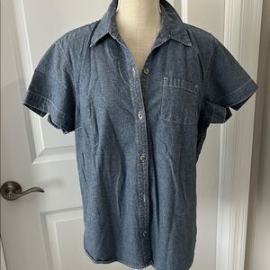 Columbia Woman’s Light Blue Denim Shirt Rare Find Logo Buttons Short Sleeves XL